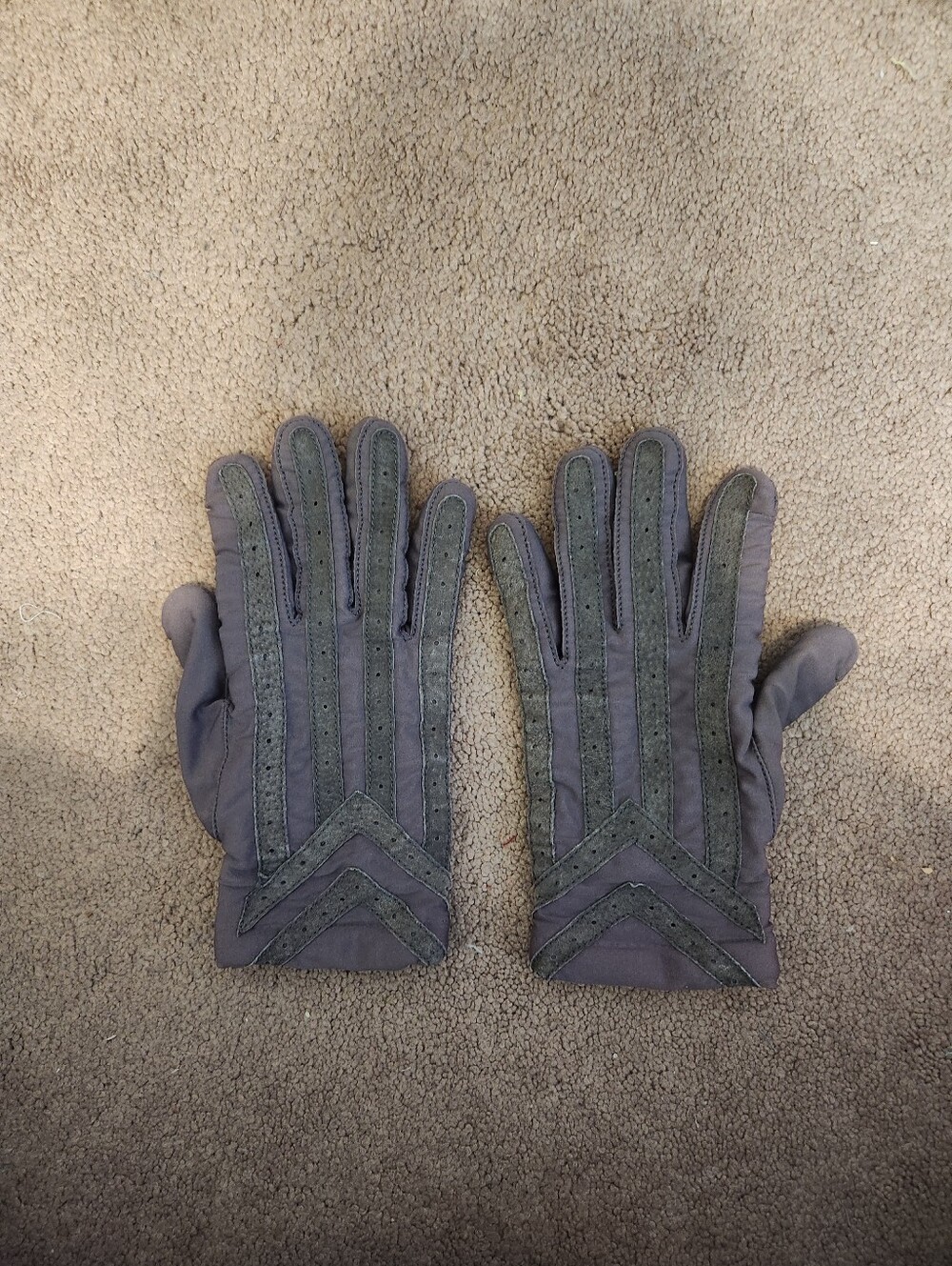 Women's Gray Driving Gloves with Suede Accent